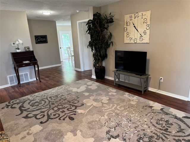 115 Adams, Mcgregor, TX 76657