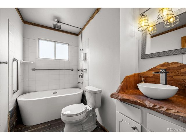 11 MacNaughton Rd, Pueblo, CO 81001