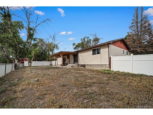 11 MacNaughton Rd, Pueblo, CO 81001
