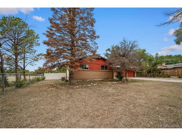 11 MacNaughton Rd, Pueblo, CO 81001