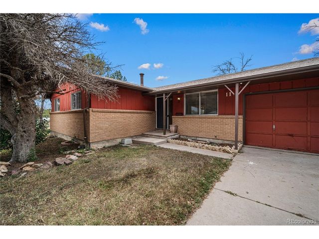 11 MacNaughton Rd, Pueblo, CO 81001