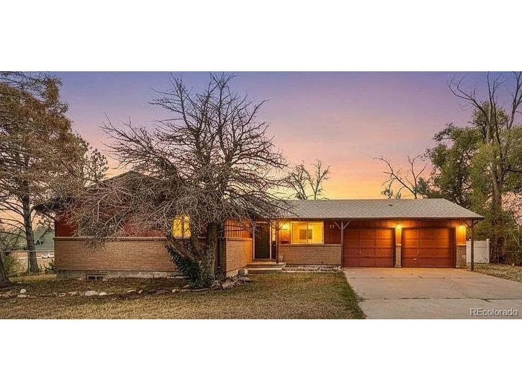 11 MacNaughton Rd, Pueblo, CO 81001