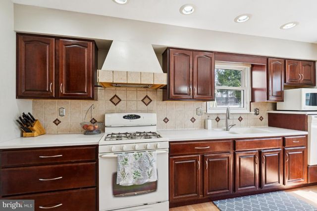 24 WHITECHAPEL DR, Mount Laurel, NJ 08054