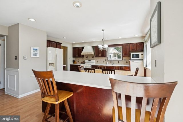 24 WHITECHAPEL DR, Mount Laurel, NJ 08054