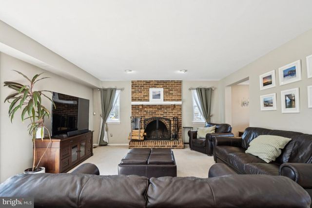 24 WHITECHAPEL DR, Mount Laurel, NJ 08054