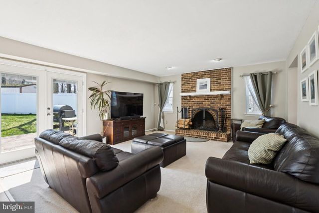 24 WHITECHAPEL DR, Mount Laurel, NJ 08054