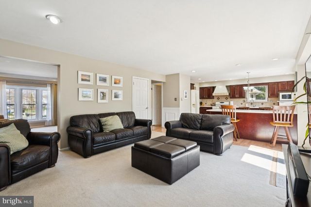 24 WHITECHAPEL DR, Mount Laurel, NJ 08054