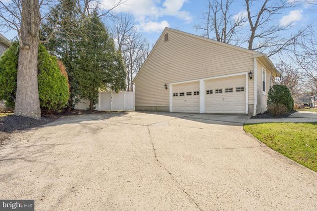24 WHITECHAPEL DR, Mount Laurel, NJ 08054