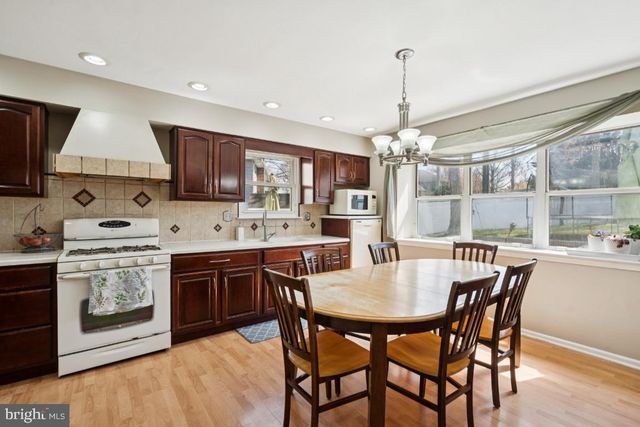 24 WHITECHAPEL DR, Mount Laurel, NJ 08054
