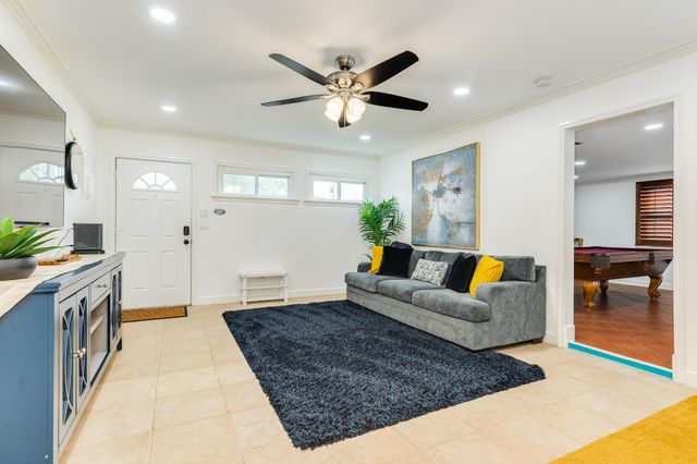 105 Marlin Avenue, Galveston, TX 77550