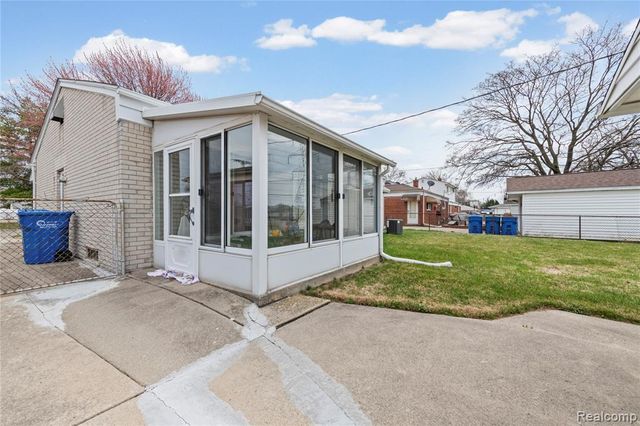 30955 Iroquois Drive, Warren, MI 48088