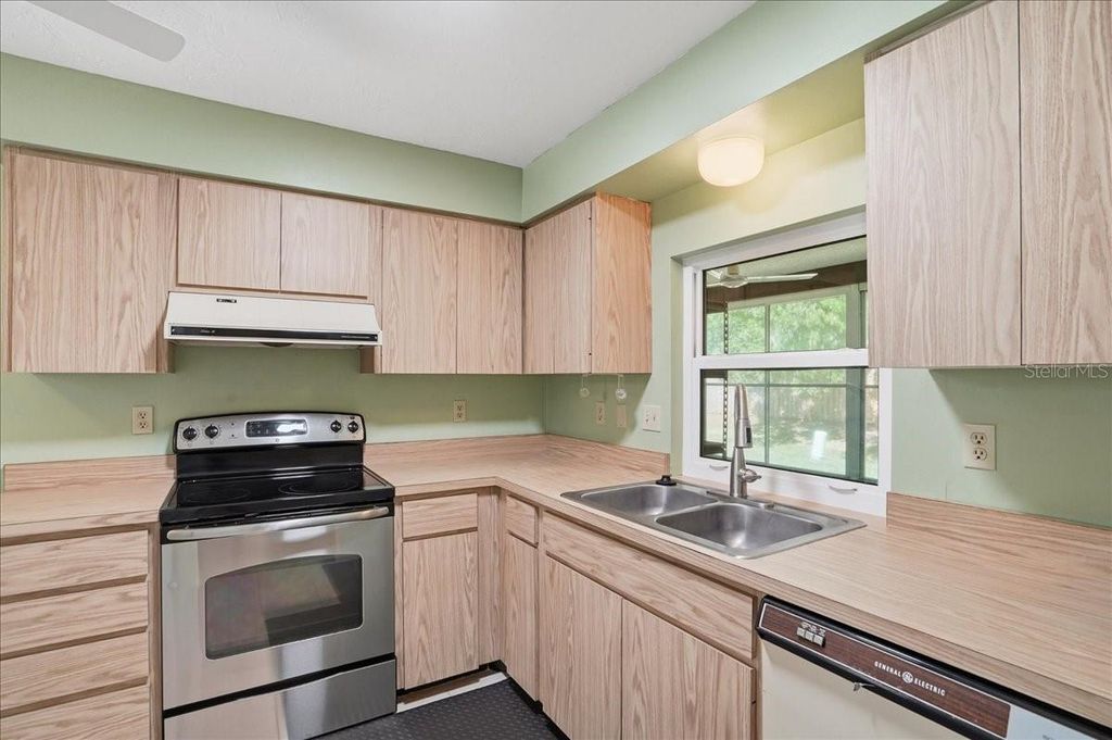 Image 7 of property listing at 3759 COLLINS STREET 711, Sarasota, FL 34232