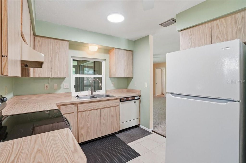 Image 8 of property listing at 3759 COLLINS STREET 711, Sarasota, FL 34232