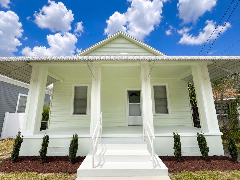 Image 3 of property listing at 2908 BANZA STREET, Tampa, FL 33605