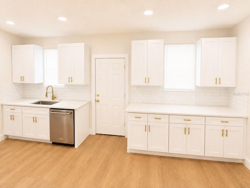 Image 8 of property listing at 2908 BANZA STREET, Tampa, FL 33605