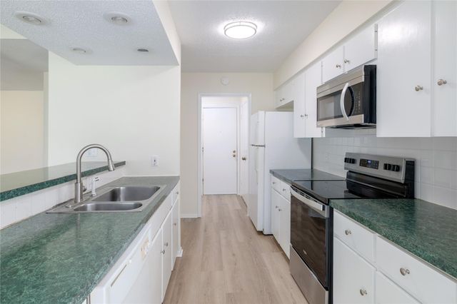 611 Lido ST, Lakeway, TX 78734