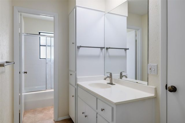 611 Lido ST, Lakeway, TX 78734