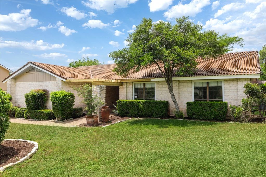 611 Lido ST, Lakeway, TX 78734
