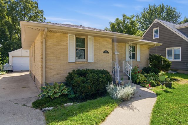 121 S Commonwealth Avenue, Elgin, IL 60123
