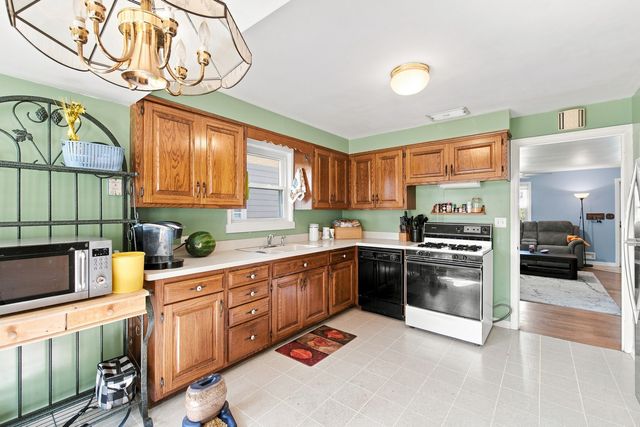 121 S Commonwealth Avenue, Elgin, IL 60123