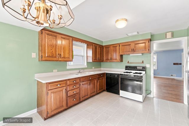 121 S Commonwealth Avenue, Elgin, IL 60123