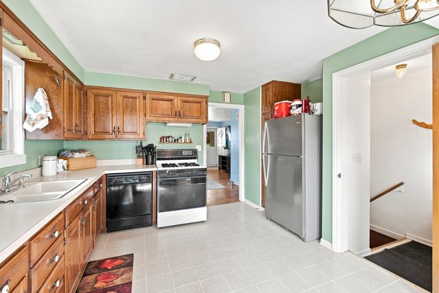 121 S Commonwealth Avenue, Elgin, IL 60123
