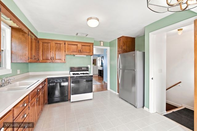 121 S Commonwealth Avenue, Elgin, IL 60123