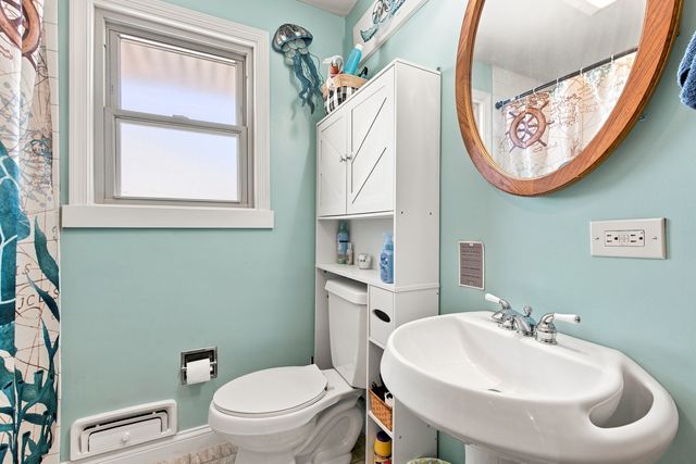 121 S Commonwealth Avenue, Elgin, IL 60123