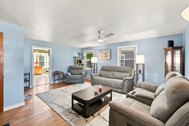 121 S Commonwealth Avenue, Elgin, IL 60123