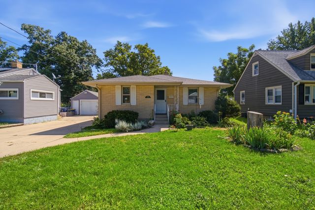 121 S Commonwealth Avenue, Elgin, IL 60123
