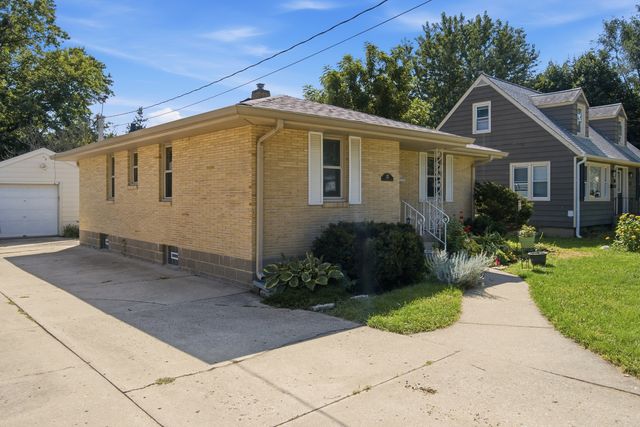 121 S Commonwealth Avenue, Elgin, IL 60123