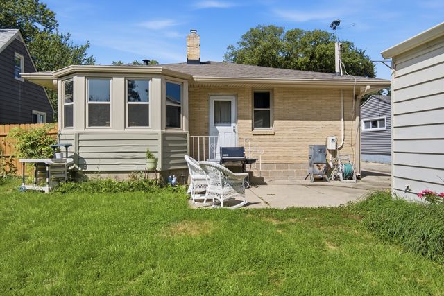 121 S Commonwealth Avenue, Elgin, IL 60123