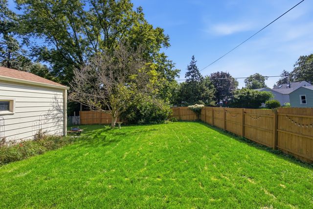 121 S Commonwealth Avenue, Elgin, IL 60123
