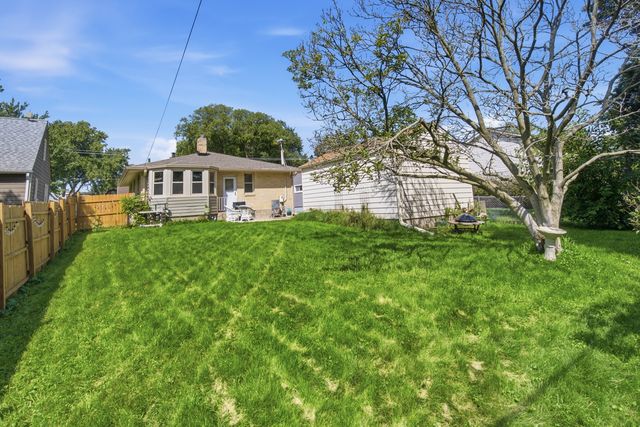 121 S Commonwealth Avenue, Elgin, IL 60123