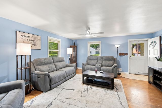 121 S Commonwealth Avenue, Elgin, IL 60123