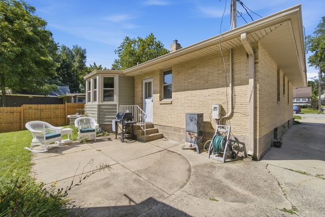 121 S Commonwealth Avenue, Elgin, IL 60123