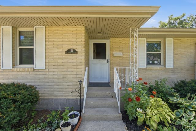 121 S Commonwealth Avenue, Elgin, IL 60123