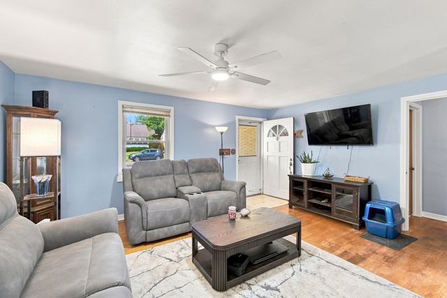 121 S Commonwealth Avenue, Elgin, IL 60123