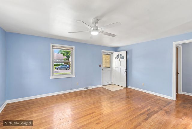 121 S Commonwealth Avenue, Elgin, IL 60123