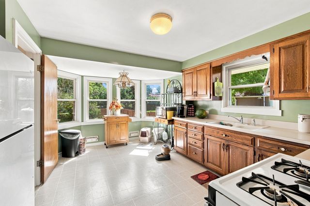 121 S Commonwealth Avenue, Elgin, IL 60123