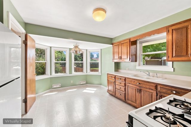121 S Commonwealth Avenue, Elgin, IL 60123