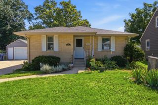 121 S Commonwealth Avenue, Elgin, IL 60123