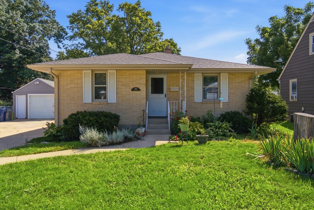 121 S Commonwealth Avenue, Elgin, IL 60123