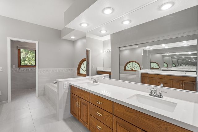 7200 Plum Drive, Urbandale, IA 50322