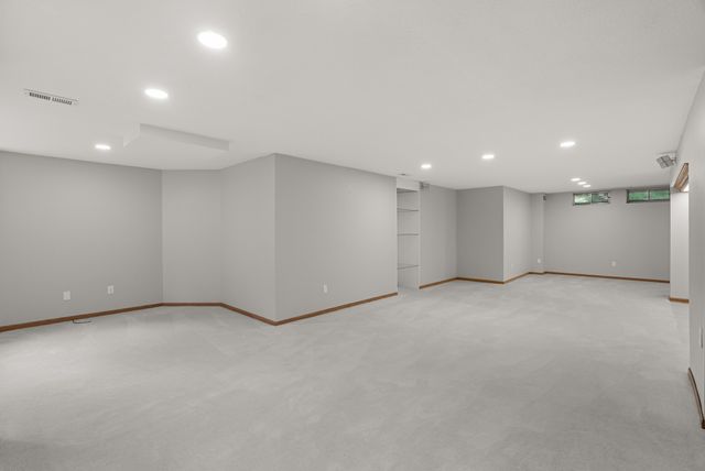 7200 Plum Drive, Urbandale, IA 50322
