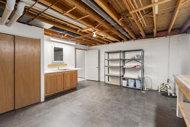 7200 Plum Drive, Urbandale, IA 50322