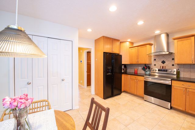 610 Danbury Drive, Zionsville, IN 46077