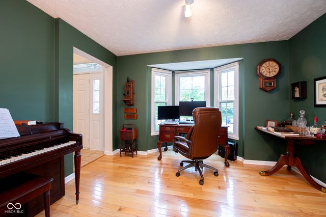 610 Danbury Drive, Zionsville, IN 46077