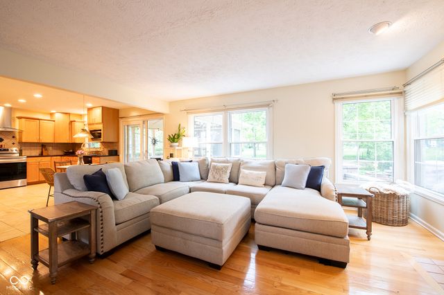 610 Danbury Drive, Zionsville, IN 46077