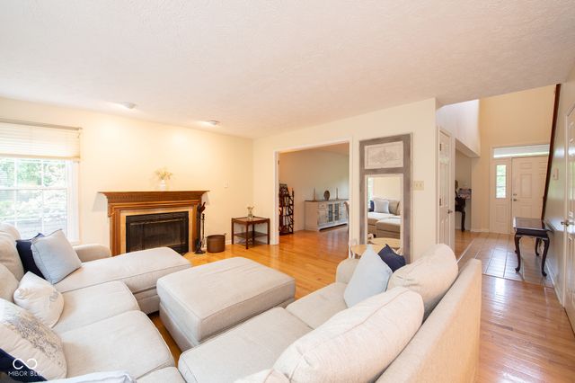 610 Danbury Drive, Zionsville, IN 46077
